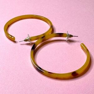 Lightweight tortoise shell hoop earrings